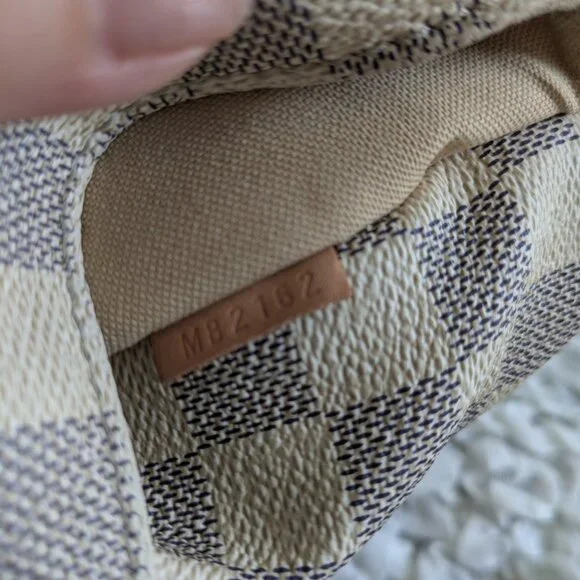 Louis Vuitton: Azur Damier Totally MM - Picture 13 of 13